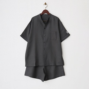 チャコールグレー